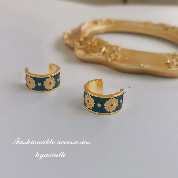 

stud retro style blue enchantress earrings female carved daisy ear studs wholesale for woman trend prevent allergy rust 2021, Golden;silver