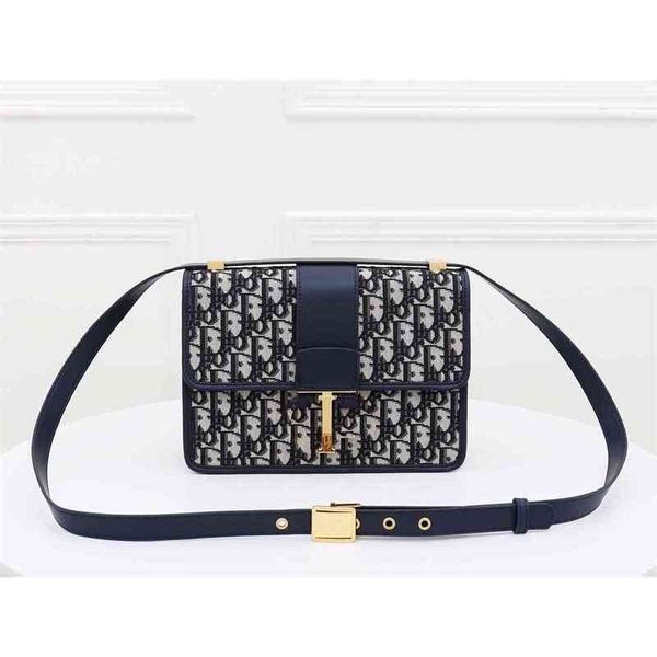 

2022 latest models handbag wholesale mengtian embroidered canvas postman flap women's laohua saddle red small square