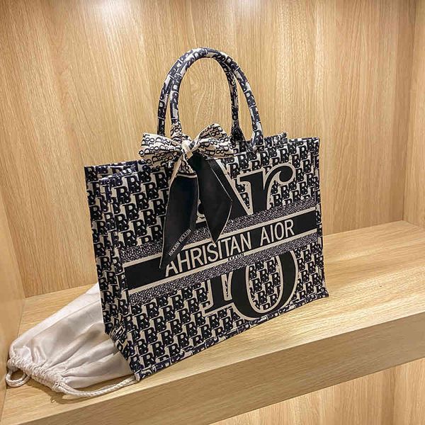 

design s giovanni 2021 autumn new style wind street shooting old flowers contrast color tot portable fashion bag and silk