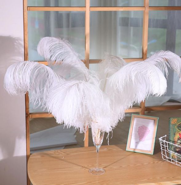 2021 Nova Chegada Natural White Avestruz penas Pluma Centralpiece para decoração de mesa de festa de casamento livre