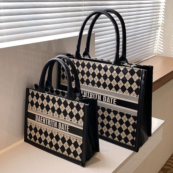 

2022 factory wholesale new chessboard advanced sense women's autumn and winter trend versatile large capacity fashion single shoulder h
