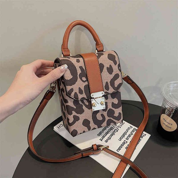 

2022 factory wholesale small square women's autumn and winter new pattern messenger mobile phone contrast color portable shoulder bag