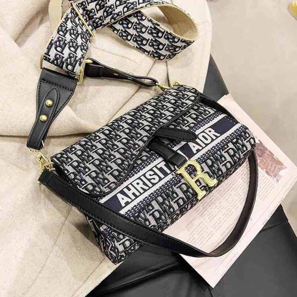 

2022 factory wholesale new large capacity black single shoulder underarm stick bag, versatile, fashionable flip and slant bag