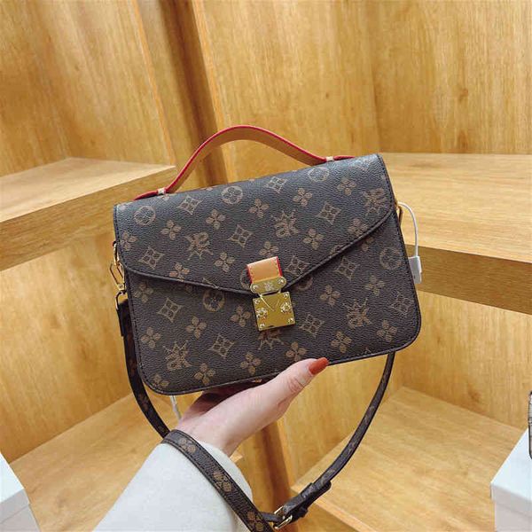 

2022 factory wholesale lock women's european and american printed postman bag soft retro versatile contrast color single shoulder messe