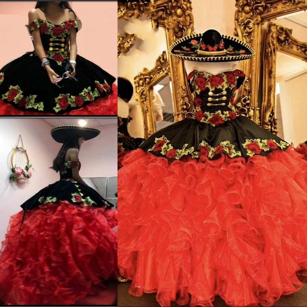 2022 Schwarz-weiße Quinceanera-Kleider Charro, schulterfrei, Ballkleider, Rüschen, geschwollenes Blumenapplikationen, süßes 16-Kleid, kurzer Zug