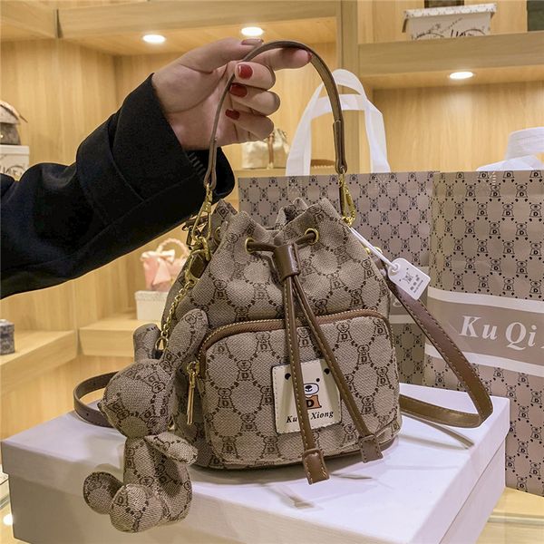 

luxury handbags net red female 2021 new fashion foreign style messenger bag versatile ins texture hand carrying one shoulder bucket bag