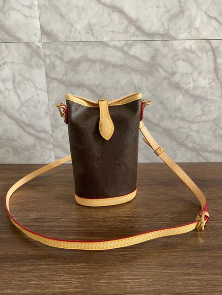 

designer bags explosion style fashionable one-shoulder messenger bag convenient to carry handbags