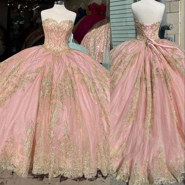 2021 Prinzessin Erröten rosa Quinceanera Kleider Ballkleid geschwollener Schatz Gold Spitzen Applikationen Kristallperlen süße 16 Party Abschlusskleid Abendkleider Korsett Rücken