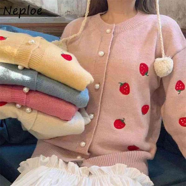 Maglione ricamato a fragola Donna Autunno Retro Cappotto allentato femminile Bottoni di perle Dolce e carino cardigan lavorato a maglia 210422