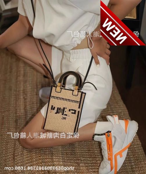 

2022f new grass letter small square seaside vacation woven hand-held single shoulder messenger bag women's fashion