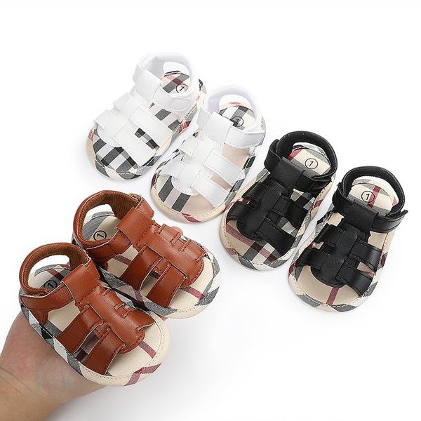 born Kinder Baby Jungen aushöhlen weiche Sohle Krippe Turnschuhe Kleinkind Säugling Sandalen Schuhe solide klassische Babyschuhe 0–18 Monate gehäkelte Babyschuhe