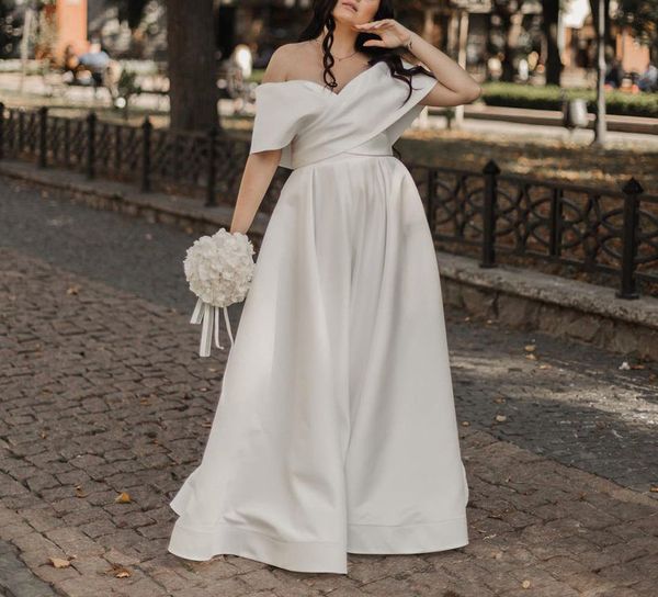 Basit Saten Bir Çizgi Gelinlik Kapalı Omuz Kısa Kollu Gelin Elbiseler Modern Ülke Gelinlikler Robes de Mariée