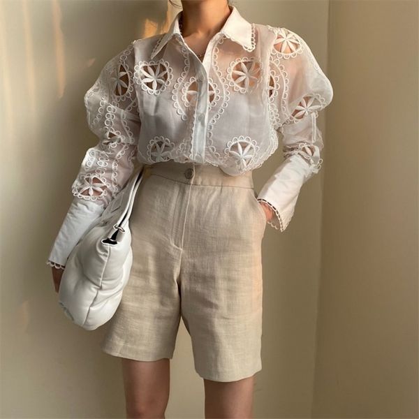 Camicia di temperamento con ricamo floreale scava fuori di alta qualità Donna Sexy Vedere attraverso la camicetta bianca allentata a maniche lunghe Top Trend 210514