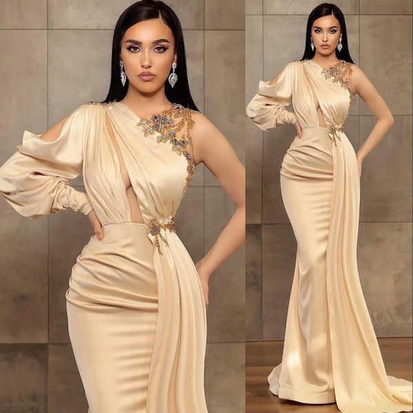 2022 Arabische Meerjungfrau-Abendkleider tragen maßgeschneiderte Kristallperlen, sexy One-Shoulder-Schlüsselloch-Licht-Champagner-Abschlussball-Vestidos, langärmelige Robe de Marrige, Sweep-Zug