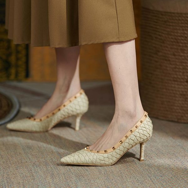 

chic fish shallow mouth high heels 2021 autumn rivet pointed thin heel temperament women's sho, Black