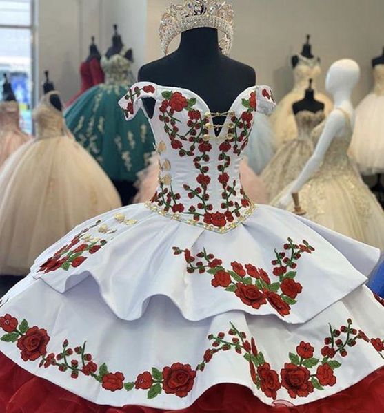 Spanien Bahama weiße und rote Stickerei-Blumen-Quinceanera-Kleider mit Schleife am Rücken, Rüschen, gestufter Rock, bauschige Ballkleider, süßes 15- bis 16-jähriges Geburtstagsparty-Abschlussballkleid