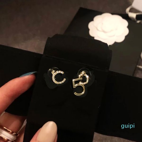 

2021 luxury designer earrings stud and elegant exquisite carving to decorate the face youthful vitality color versatile fashion gift, Golden;silver