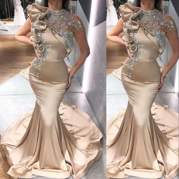 2023 Sexy Champagner Arabisch Abendkleider Tragen Meerjungfrau High Neck Cap Sleeve Silber Kristall Perlen Rüschen Partykleid Open Back Prom Kleider Sweep Zug