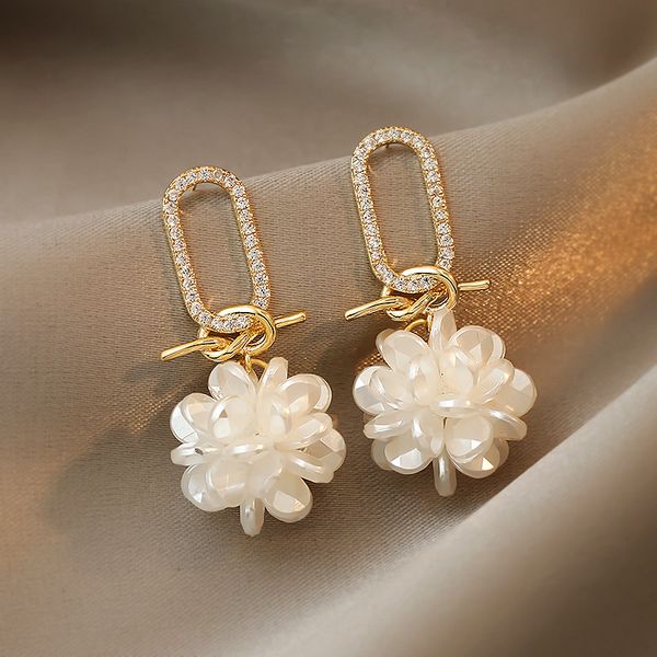 New Trendy Light luxury design di nicchia Petalo bianco Studs Ear Charm Lady Orecchini geometrici in oro Gioielli Regali insoliti per le donne ragazze