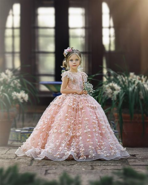 Niedliche rosa Blumenmädchenkleider mit 3D-Blumenapplikationen, Flügelärmeln, Hochzeitskleid für kleine Kinder, schöne Festzug-Partykleider für Mädchen