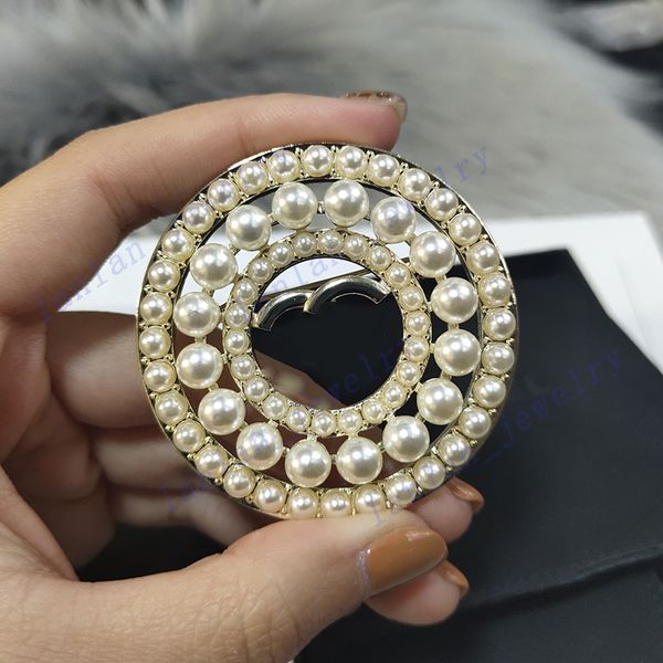 

l-c06 designer brooches classic letter logo ring shape with pearl brooch luxury mother's day gifts, Gray