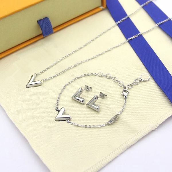 

classic designer pendant charm bracelets gold love v necklace ear studs fashion jewelrys wristband plated letter simple heart luxury pendant, Golden;silver