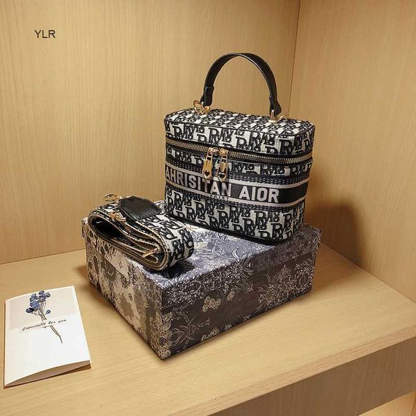 

diofifi cosmetic large capacity messenger buet women's portable storage bag