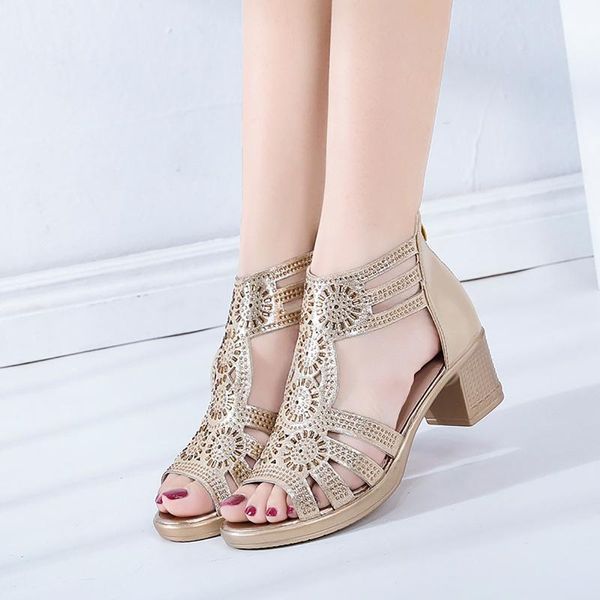 Sapatos de vestido BOHO Mulher Deslocadadeiras 2022 Verão Redondo Toe Alto Salto Sandálias Mulheres Hollow Zipper Boa Qualidade Zapatos Mujer