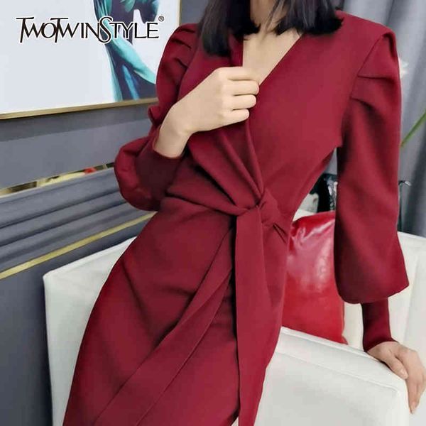 TWOTWINSTYLE Gestricktes rotes, figurbetontes Kleid für Frauen mit V-Ausschnitt, Langarm, hoher Taille, Split, Spitze, Midi-Kleider, Damenmode 210517