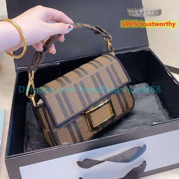 

messenger bag travel clutch handbag fashion hardware clamshell letter embroidery female postman retro canvas 26cm