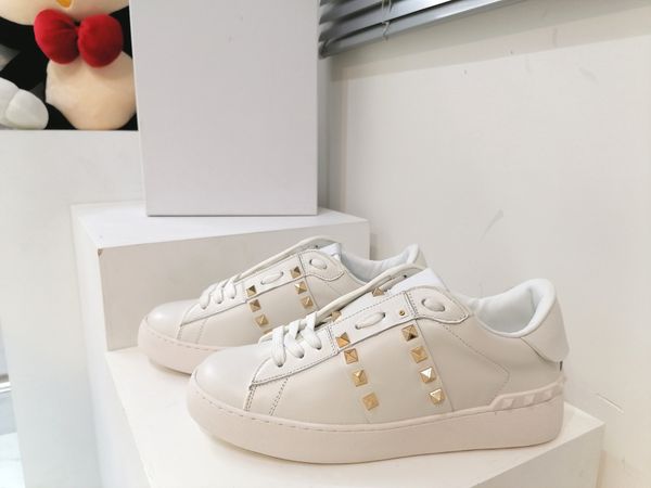 

fashion luxury flat bottom casual couple shoes rivet element breathable and comfortable, Black