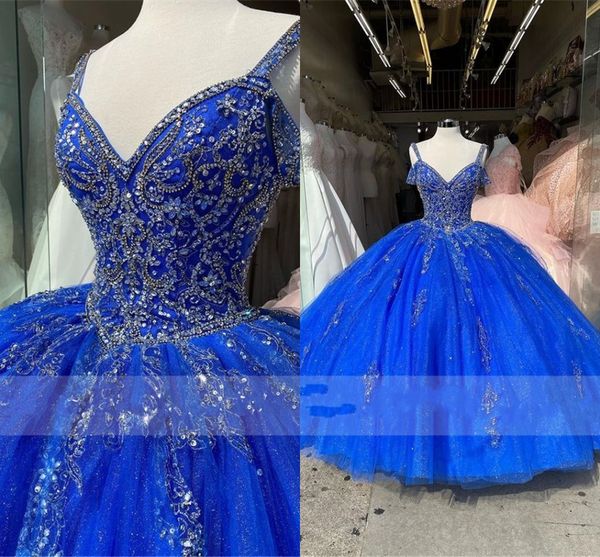 Abiti Quinceanera da ballo con perline di cristallo blu royal Spaghetti ricamati con scollo a V Corsetto in tulle Abito da ballo sul retro Dolce 15 Abiti da festa per ragazze