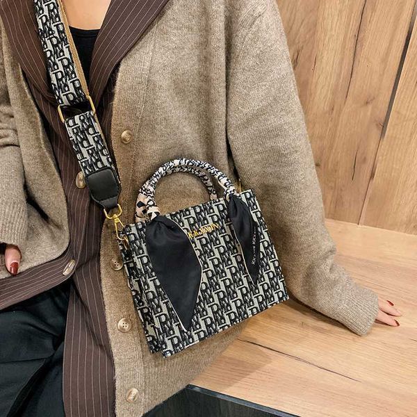 

diofifi women's 2021 fashionable canvas embroidery one shoulder messenger bag