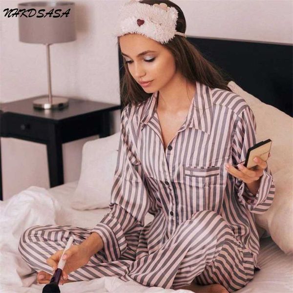 Pigiama estivo per donna Indumenti da notte a righe in seta satinata 2 pezzi Set Sleep Top Pantaloni Pjs Ladies Night Wear Loungewear Home Suit 211112