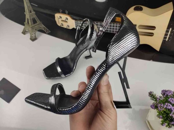 Tasarımcı Femmes Talons Hauts Parti Perçinler Dolgu Seksi Gökleri Danse Chaussures de Marie Çift Gelin Sandales MKJ002