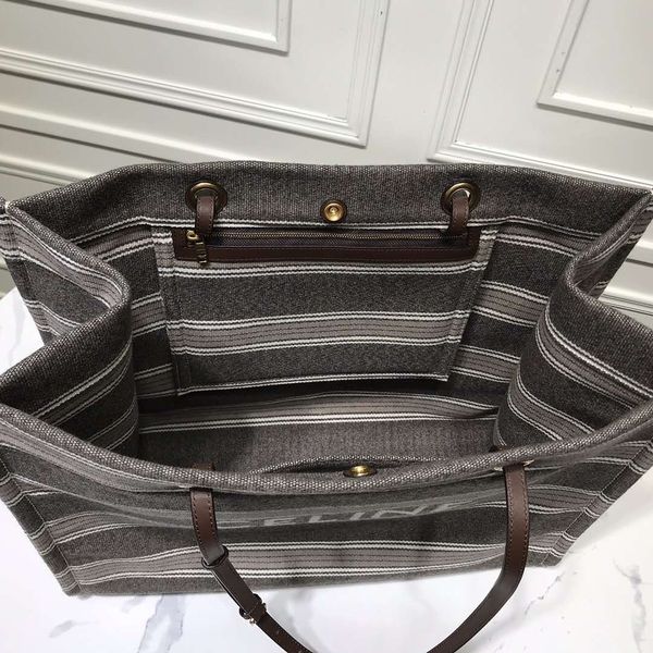 

canvas bag fabric durable and durable. the style of antique gold copper hardware is still large enough for computers