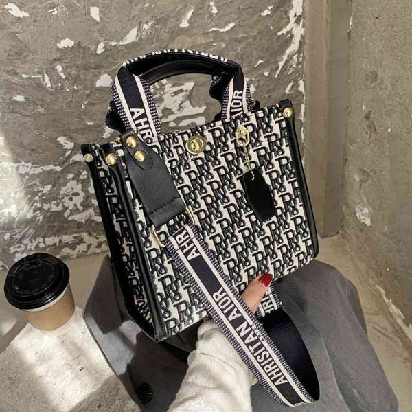 

2022 factory wholesale new model personalized women's style one shoulder square bag