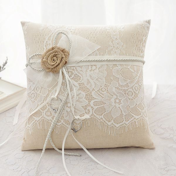 Cuscini per fedi nuziali in tela 2021 Arrivo Beige Porta anelli Cuscino per matrimoni Anniversario con fiocco 21 cm * 21 cm Nastro di pizzo di raso su misura