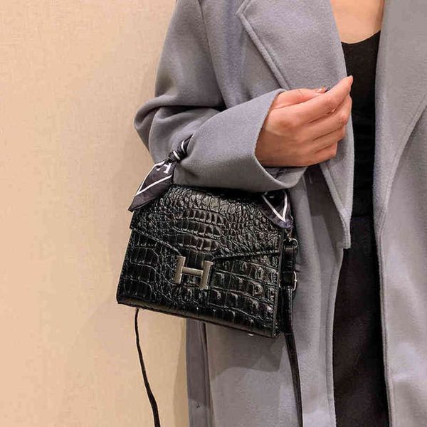 

80% off shop clearance new high-end fashion pattern foreign style portable buckle kangkang single shoulder messenger women's bag