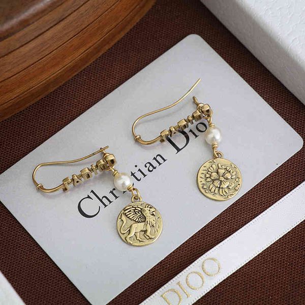 

design jewelry 2021 new pearl letter earring ear hook female, Silver