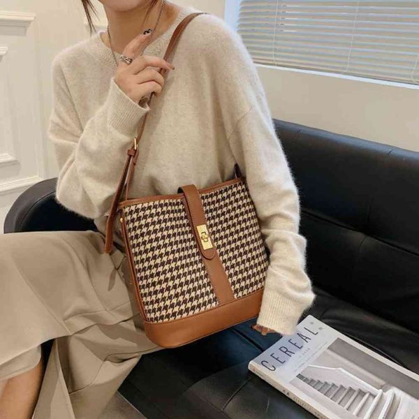 

a.this year's popular checkered bucket bag 2021 autumn and winter new fashion versatile high-capacity single shoulder messenger women&#