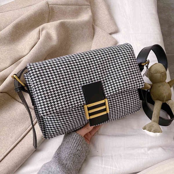 

small new foreign style messenger women's single shoulder contrast color small square bag