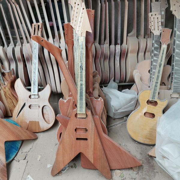 Werkshalbfertige Flying V-E-Gitarre mit Palisandergriffbrett, kann nach Ihren Wünschen angepasst werden