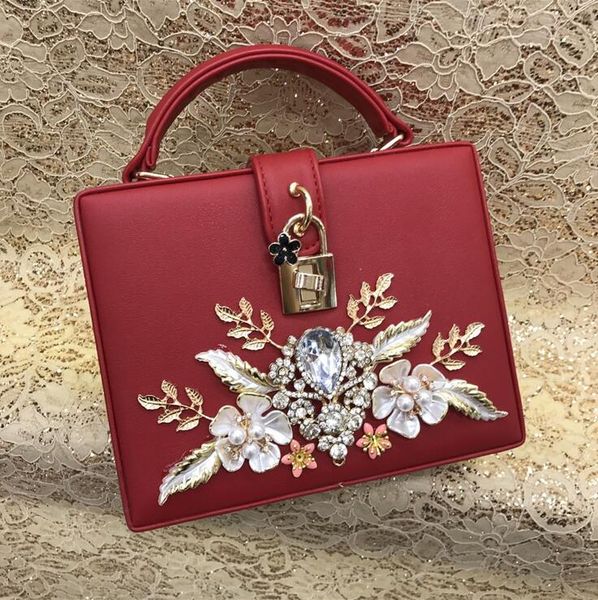 wholesale borsa a tracolla in pelle da donna atmosfera elegante borse in pelle rossa dolce piccola borsa a catena intagliata in lega fresca borsa con diamanti perline europee 1806