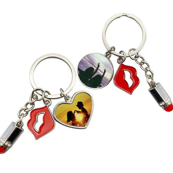 Personalisierter roter Lippenbevorzugungs-Schlüsselanhänger aus Metall, Sublimations-Lippenstift-Schlüsselanhänger mit Diamant-Kosmetikdekoration, Mini-Anhänger