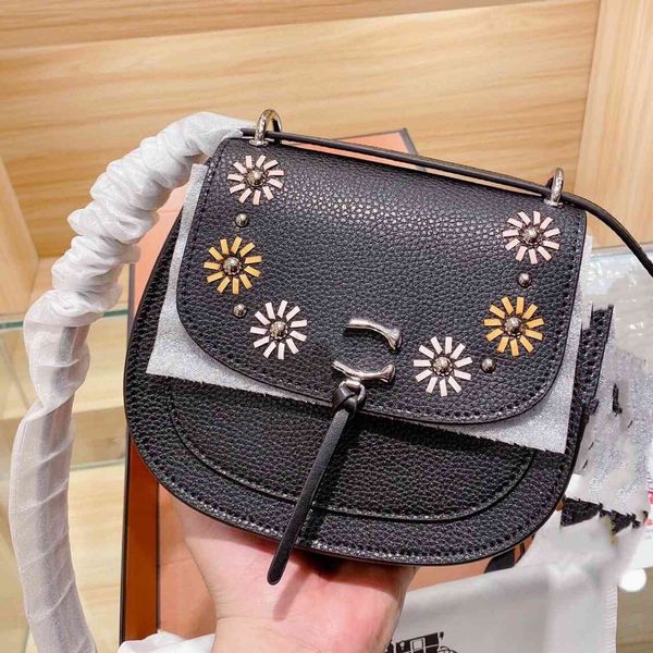 

patch women luxurys inner handbags 2021 middle saddle soft handle korean round magnetic buckle embroidered light gray solid women's te3