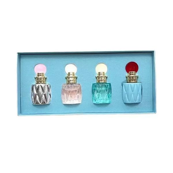 Kadınlar için kadın parfüm seti dört parçalı takım Eau de Parfum 7.5ml bayan spreyleri kalıcı koku hızlı teslimat
