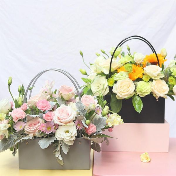 Pratico sacchetto regalo portatile in carta kraft con scatola di fiori con cartone per imballaggio per feste di rose per matrimoni con maniglia1