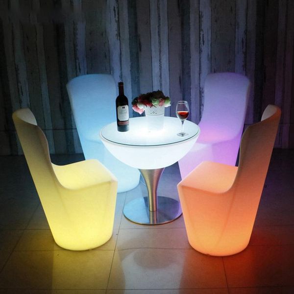 Camp Furniture verkauft farbenfrohen Stuhl mit LED-Rückenlehne, modernen, minimalistischen Outdoor-Verhandlungstisch, INS Web Celebrity, an El Restaurant
