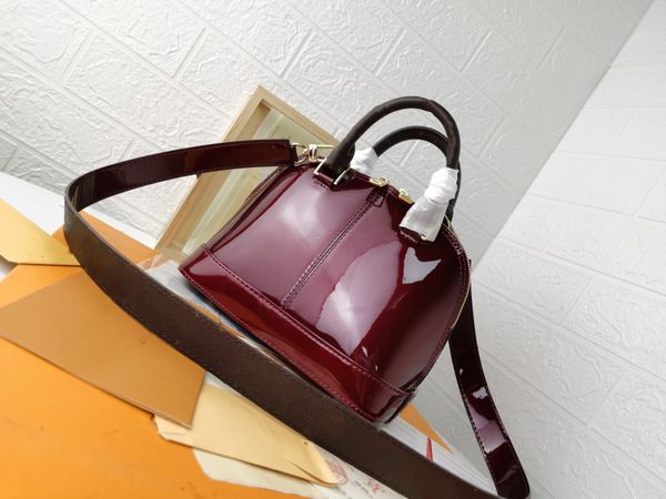 

2021 shell bag luxury designer patent leather shiny one-shoulder messenger bags embossed fashion side backpack underarm pocket casual portab